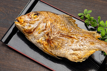 鯛の姿焼きが乗ったお祝いの和食膳