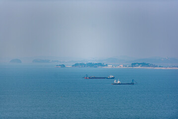 거대한 배와 어촌마을