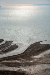 모래톱이 있는 서해안의 풍경