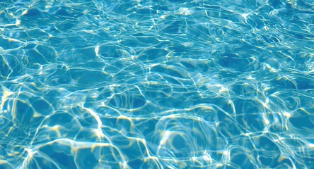 Obraz premium Abstract background of clear water surface with sunlight reflections and dynamic ripples