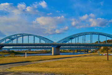 冬の東京都大田区田園調布本町 多摩川の河川敷から丸子橋を見る