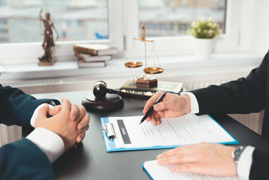 Lawyer or judge consult, meeting with client