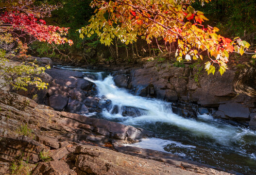 Wanderung im Algonquin Provincial Park, Kanada, Ontario, mit Blick auf Oxtongue River, Ragged Falls
