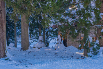 雪に埋もれた小さな神社と狛犬、冬の積雪風景 / Small Shinto shrine and Komainu stone lions buried in snow