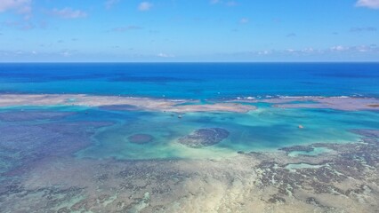 Obraz premium Wonderful view of white sand beach with turquoise waters and coral reefs in Milagres route near Maceio city, Alagoas State, Brazil 