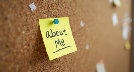 Sticky note with about me message on corkboard background for personal presentations
