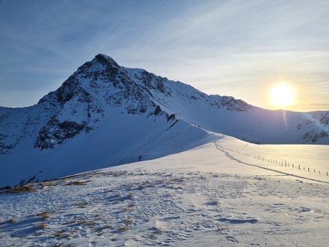 Sonnenuntergang am Schnurschrofen mit Blick auf die Alpen im Tannheimer Tal