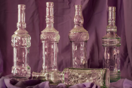 bodegon de cinco viejas botellas de cristal