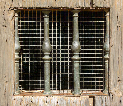 Antigua ventana medieval se madera con rejilla y barrotes en Vistabella del Maestrazgo, Castell&oacute;n