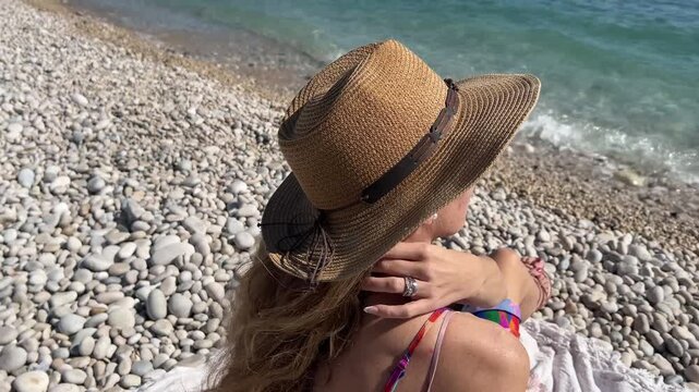 C&aacute;mara acerc&aacute;ndose al hombro de mujer mientras se descubre el mar
