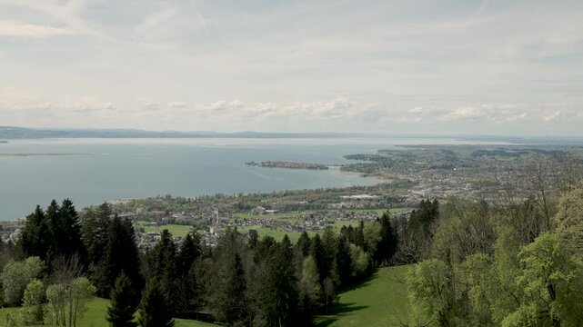 weite Blicke am Bodensee; Blick von Sch&ouml;nblick in Eichenberg auf den Bodensee, die Appenzeller Berge und die Inselstadt Lindau