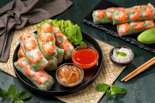 Fresh Vietnamese spring rolls (Goi Cuon) filled with shrimp, rice vermicelli, lettuce, and fresh herbs, wrapped in translucent rice paper.