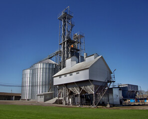 Obraz premium The elevator complex includes metal silos for storage