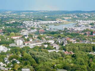 Westfalenpark Dortmund mit dem Florianturm (Aussicht auf das Westfalenstadion und die Westfalenhalle) und der Kaiserhainteich