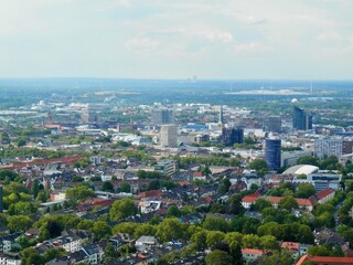 Fototapeta premium Westfalenpark Dortmund mit dem Florianturm (Aussicht auf das Westfalenstadion und die Westfalenhalle) und der Kaiserhainteich