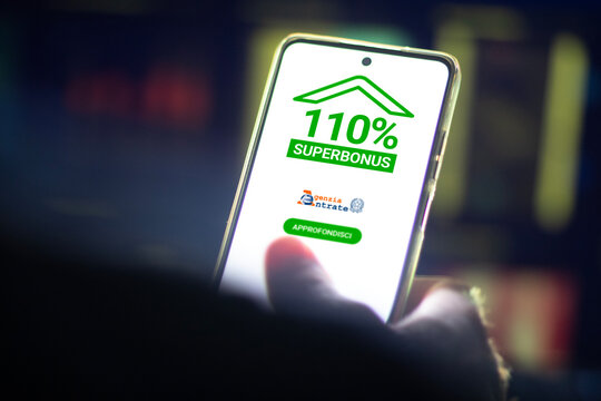 Italian "110% Superbonus" tax incentive on screen, featuring the Agenzia delle Entrate logo and a green "Approfondisci" button against a blurred background.