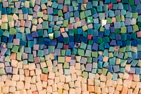 Primo piano di tessere variamente colorate di un mosaico