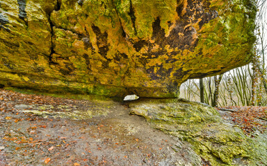  skalne strukturalne głazy z zielonym mchem 6 © Mariusz Sowula