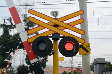 Automatic safety gate for railway crossing