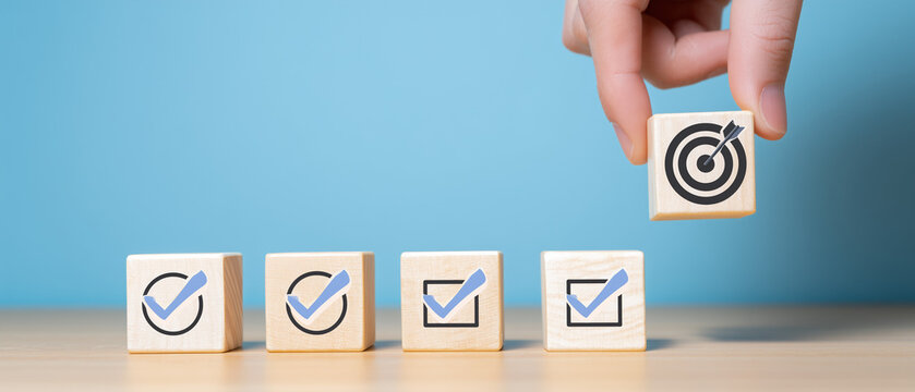 Checklist completo com s&iacute;mbolo de alvo destacando alcance de objetivos, produtividade e organiza&ccedil;&atilde;o, conceito de planejamento e sucesso profissional