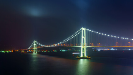 Obraz premium Muroran, Hokkaido, Japan - Oct 04 2024, panoramic view of the cable-stayed Hakucho Bridge, at night, Muroran, Japan
