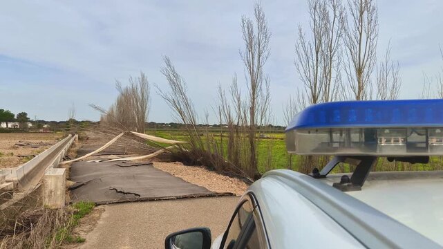 Patrulla de tr&aacute;fico controla carretera cortada por derrumbe y crecida del r&iacute;o
