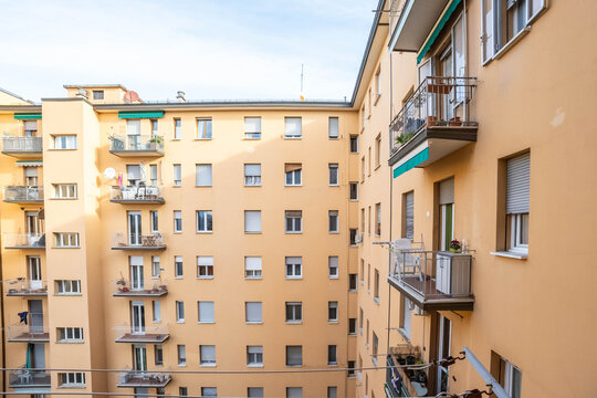 Cortile di palazzo con pareti gialle