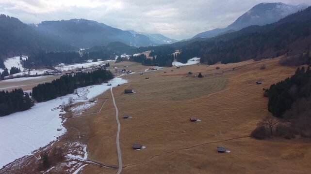 Drohnenvideo vom Geroldsee im Winter. Der Wagenbruechsee in Kruen ist ein Top-Reiseziel in Oberbayern. Blick auf den zugefrorenen See und das verschneite Karwendelpanorama.