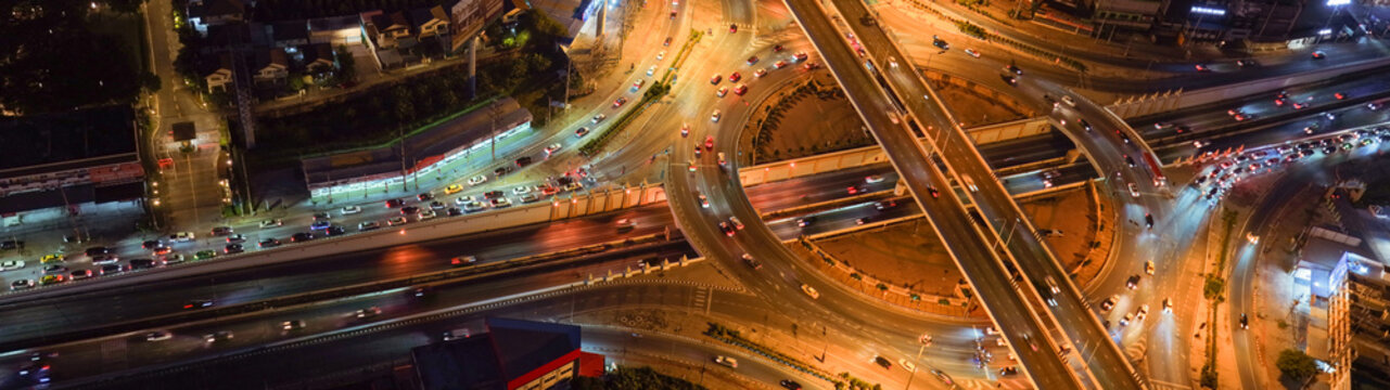 Expressway, Self-driving autonomous electric cars of the future with elements move along a busy traffic intersection. Artificial Intelligence, Car Scan, GPS Tracking, Smart Roads, IoT, highway