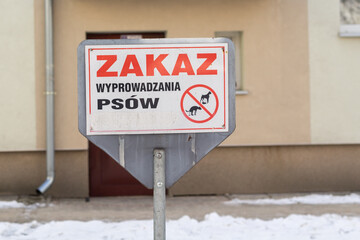 Znak „zakaz wyprowadzania psów” na osiedlu zimą – regulamin terenu, porządek i zakaz wprowadzania zwierząt. © Henryk Guziak
