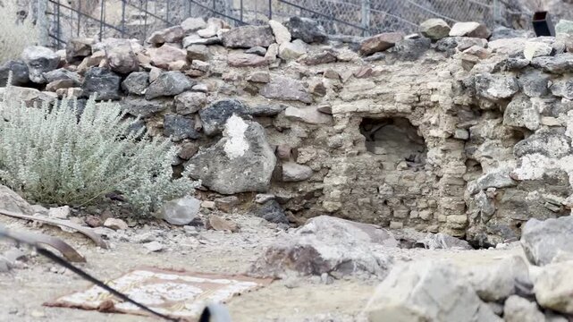 A detailed view of the ancient stone ruins of Masjid al-Fasah (Al-Faseh) at the base of Mount Uhud. This sacred site in Medina marks where Prophet Muhammad prayed during the historic Battle of Uhud.