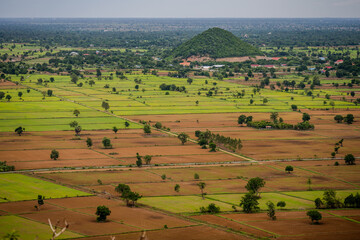 Obraz premium Patchwork rice fields and small hill near Phnom Kulen