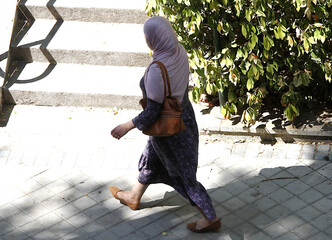 Mujer musulmana tapada con hiyab de islam en ramad&aacute;n