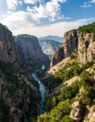 Schlucht mit Fluss tief unten