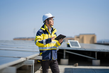 Obraz premium Engineer inspecting solar panels at a photovoltaic power station on a sunny rooftop