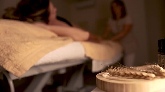 Masajista profesional dando masaje  terap&eacute;utico 