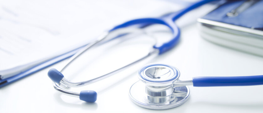 Equipamento m&eacute;dico sobre documentos cl&iacute;nicos representando diagn&oacute;stico, atendimento hospitalar e cuidados com a sa&uacute;de do paciente.