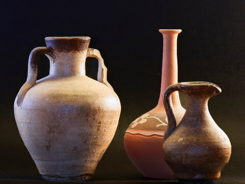  Jarritas de cer&aacute;mica de color diferente y una de ellas con el asa rota