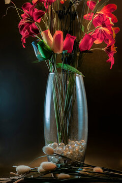 Bodeg&oacute;n de jarr&oacute;n de cristal con canicas y flores de pl&aacute;stico