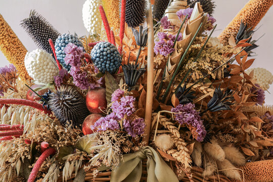 cesta de mimbre de flores secas y artificiales