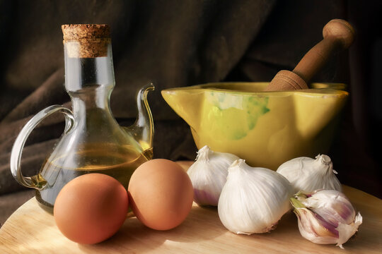 Bodeg&oacute;n con ajos, huevos, aceitera y mortero de cer&aacute;mica