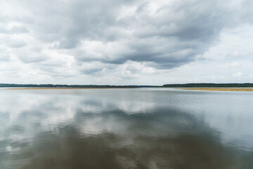 Obraz premium Lake of Soustons reflecting cloudy sky with water lilies