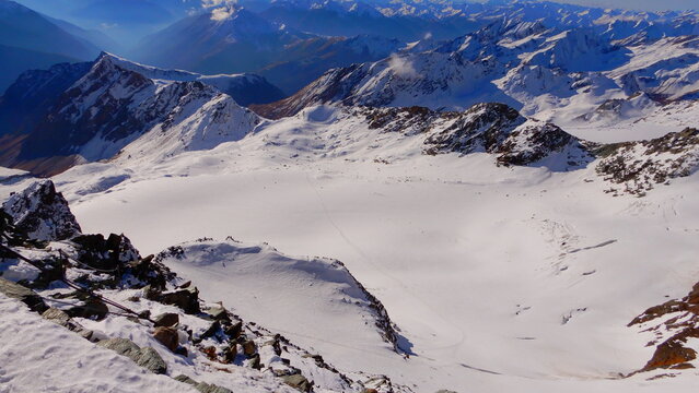 Blick hinunter auf das K&ouml;dnitzkees, &uuml;ber das der Normalweg auf den Gro&szlig;glockner 3798m verl&auml;uft 