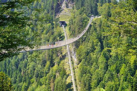 Blick auf die Stahlh&auml;ngebr&uuml;cke Highline 179 und die Zahnradbahn zwischen den vier Burgruinen bei Reutte in &Ouml;sterreich