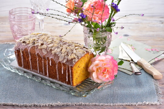 Carrot bread with almonds