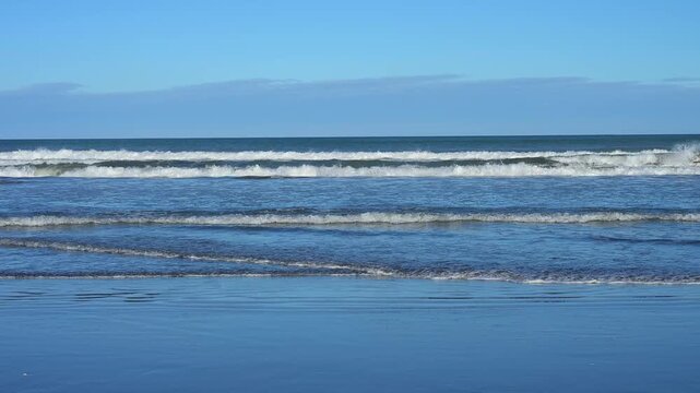 Klares blaues Meer vor einer entfernten Bergkulisse unter ruhigem Himmel, Spencer Park Beach, Spencerville, Christchurch, Neuseeland S&uuml;dinsel, Neuseeland, Ozeanien