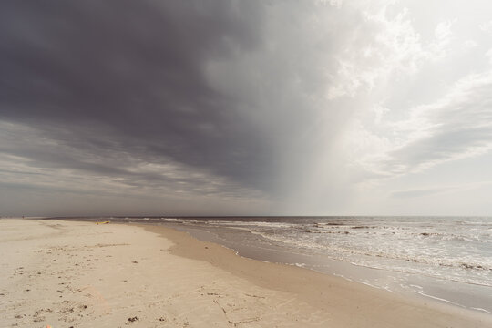 Sommerlicher Strand mit aufkommendem Unwetter