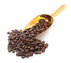 Obraz premium Coffee beans in scoop isolated on white
