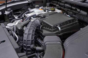 自動車のエンジンルーム