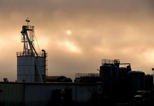USA, CA, Bakersfield.  Industrial storage tanks.